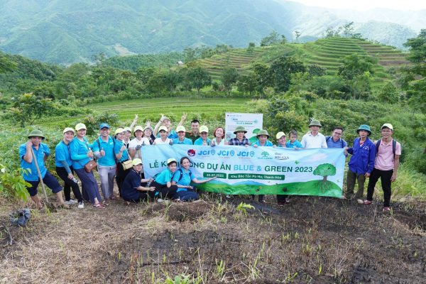 Hình ảnh đoàn JCI Việt Nam - Đại diện Ecosmart tham gia dự án trồng rừng tại xã Trung Sơn.