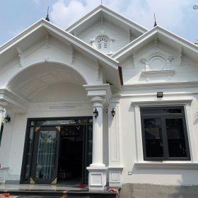 Ngôi nhà mái Thái sử dụng cửa gỗ nhựa Composite Ecosmart